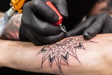 Career Tips: तुम्हालाही Tattoo Artist व्हायचंय? मग अशा पद्धतीनं करा करिअर; वाचा