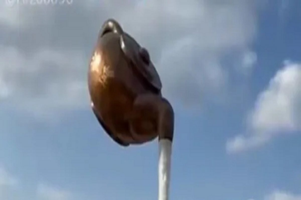 OMG! हे कसं शक्य आहे? आधाराशिवायच हवेत लटकतेय भलीमोठी चहाची किटली; अद्भुत VIDEO