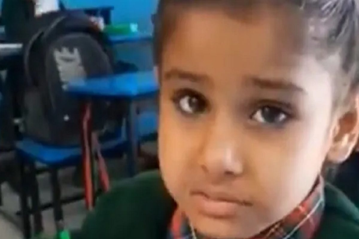 शिक्षक असावा तर असा! HOME WORK केला नाही म्हणून चिमुकल्या विद्यार्थिनीला दिली 'गोड शिक्षा'