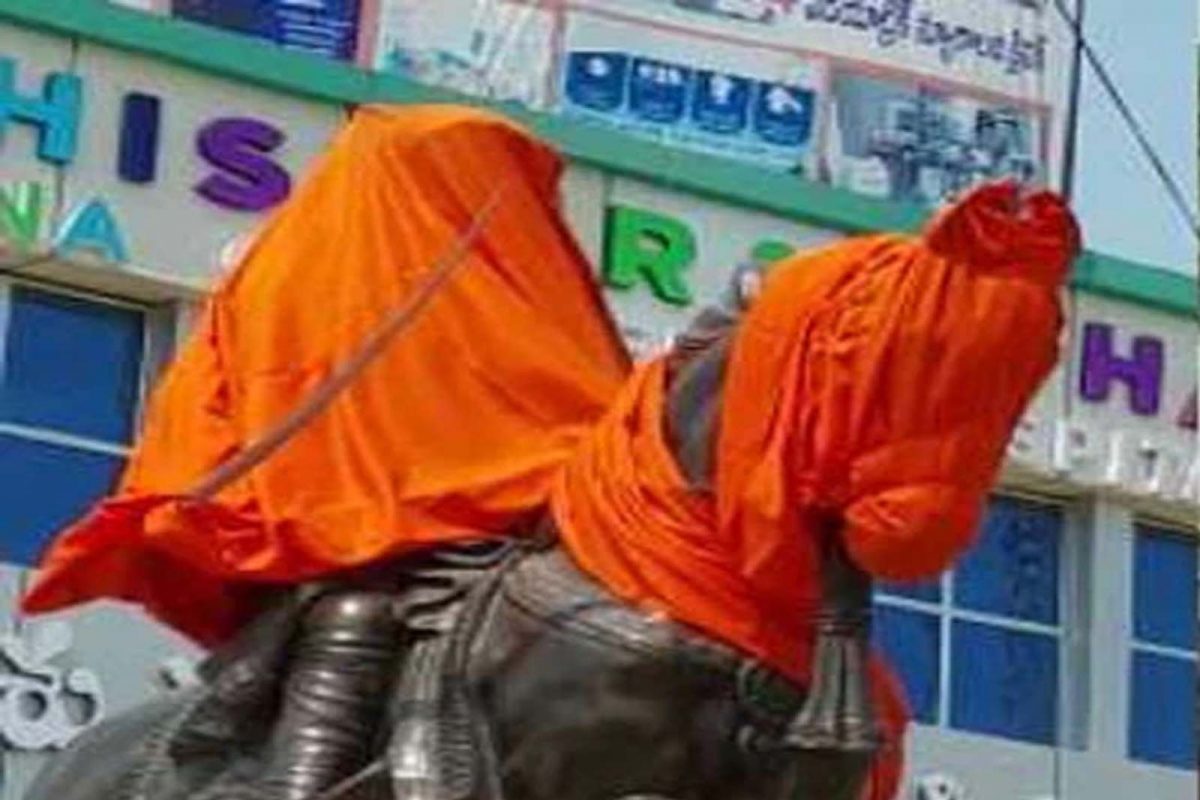 परिसरात तणाव निर्माण झाला असून पोलिसांनी कलम 144 लागू केला आहे.