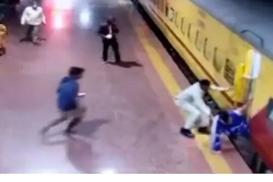 चालत्या ट्रेनमध्ये चढताना महिलेचा हात निसटला अन्...स्टेशनवरील CCTV मध्ये कैद झाला धक्कादायक Video