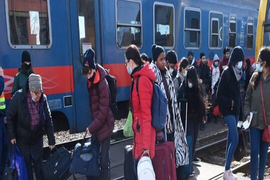 Russia-Ukraine War: युक्रेनमध्ये भारतीय विद्यार्थ्यांची दयनीय अवस्था, एका ट्रेनच्या सीटसाठी 15 हजारात विकावा लागला Ipad