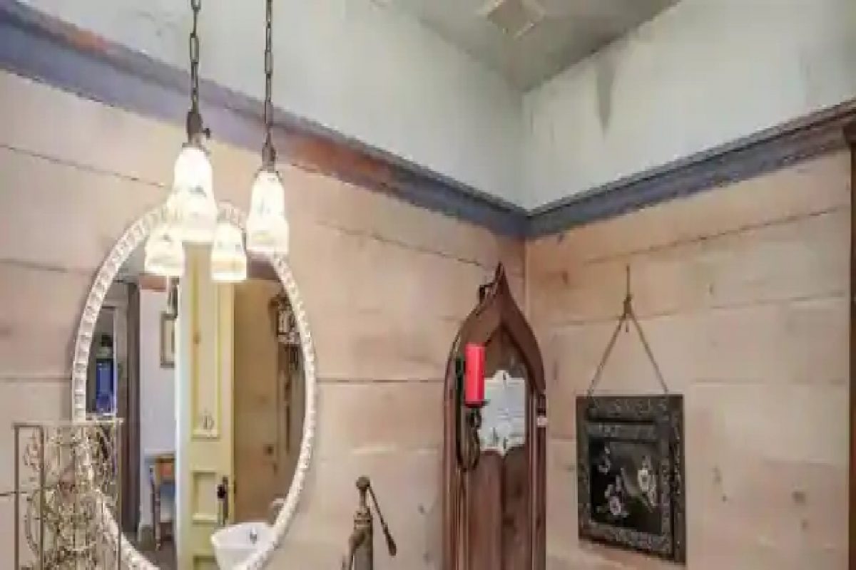 Viral Photo: घराची किंमत 979,000 डॉलर; सिंहासनासारखं Toilet बघून व्हाल अवाक