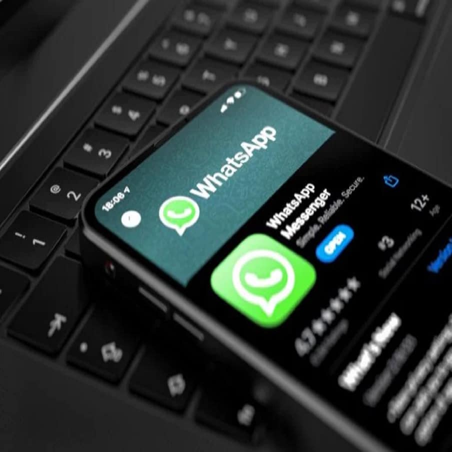 Android फोनवर कलर थीम बदलण्यासाठी सर्वात आधी WhatsApp ओपन करा. त्यानंतर टॉप राइटला तीन डॉटवर क्लिक करा. 