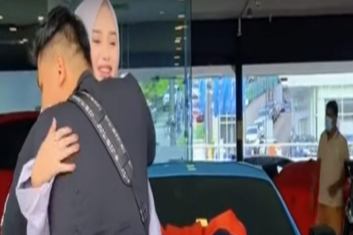 लवकरच असं काम करणार नवरा की खूश झाली बायको; आनंदात गिफ्ट केली तब्बल 5 कोटींची लक्झरी कार