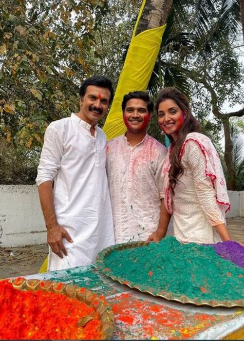 मिलिंद गवळी यांनी आपल्या इन्स्टाग्राम अकाऊंटवर आपले काही फोटो शेअर केले आहेत. हे फोटो 'आई कुठे काय करते' मालिकेच्या सेटवरील आहेत. यामध्ये सर्व कलाकार होळीचा आनंद घेताना दिसत आहेत. 