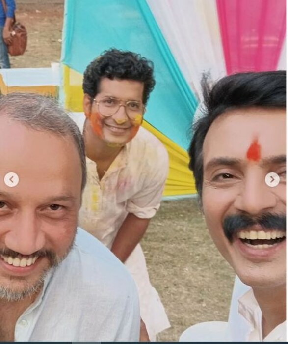 ती इतक्या प्रेमानी हा सण साजरा करायची की तिला कधी आम्हाला नाही म्हणताच यायचं नाही, फूलांन पासून तयार केलेले रंग ती आणायची, ती तर अगदी आमच्या बिल्डींग मधल्या खान बाईला आणि तिच्या मुलीला सुधा रंगवायची,आणि त्याही खूप आनंदाने रंग खेळायच्या,
