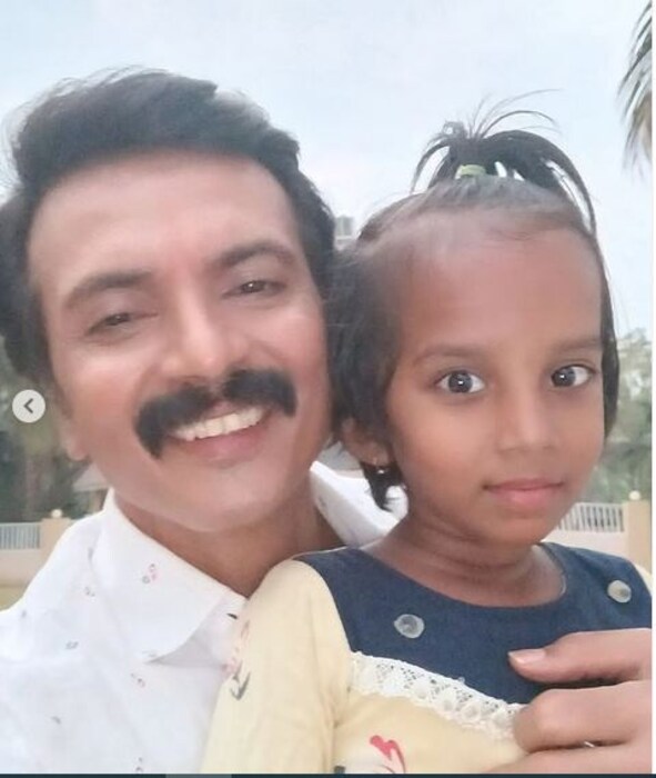 पण कधी कधी विचार करतो , मी कामाचं असं निवडलं आहे जिथे रंगपंचमी होळी वगैरे साजरी करावीच लागते, एखादा सीन तसा असतोच, आम्ही कलाकार मिळून तो सीन करताना रंग लागतातच, माझी आई आज नसली तरी ती "आई कुठे काय करते" च्या निमित्ताने मला रंग लावते आसाच मला भास होतो, काही गोष्टी आपल्या डोक्याच्या पलिकडच्या असतात'.असं म्हणत त्यांनी सर्वांनाच भावुक केलं आहे. 