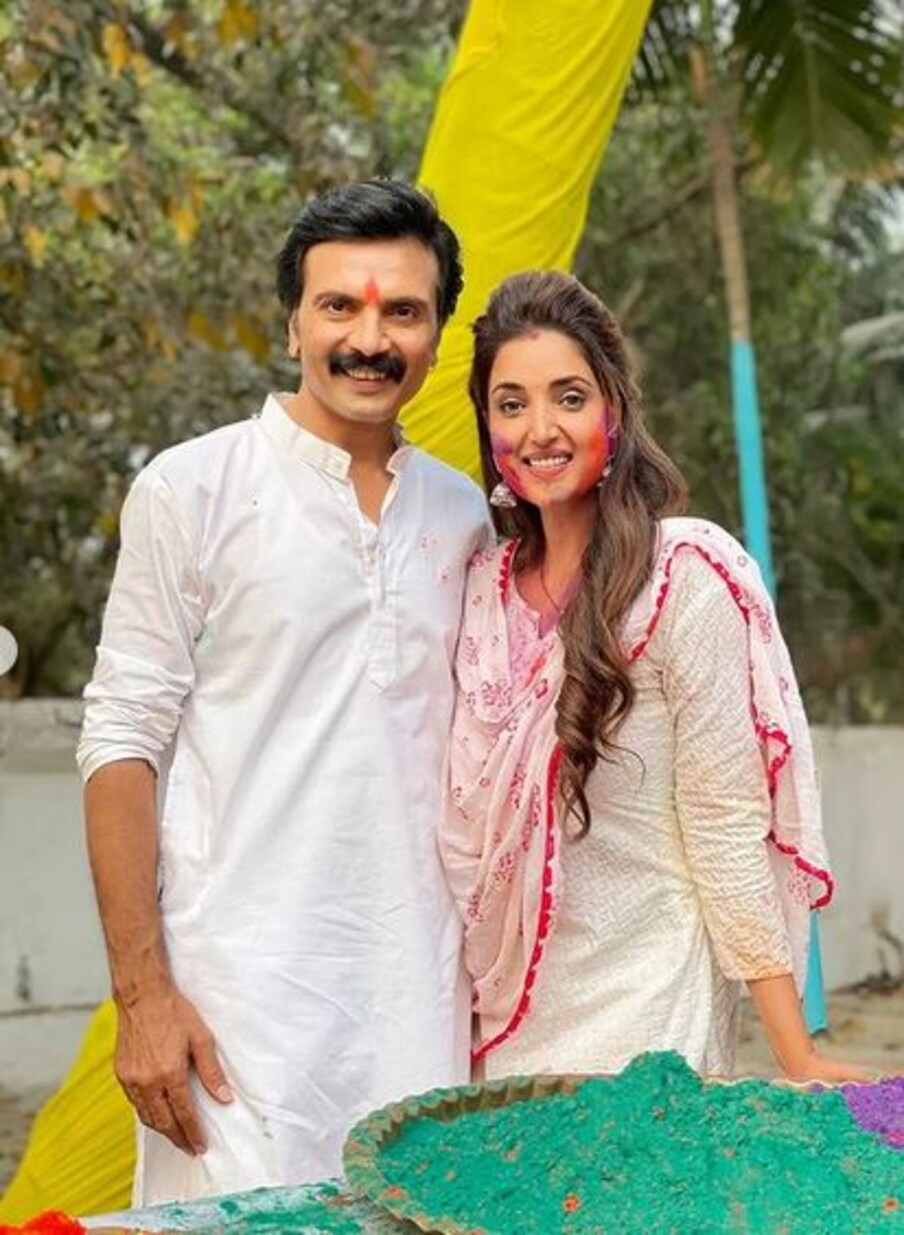 मला फार गंमत वाटायची, हिंदू मुसलमान काय भेद भावच नसायचा . आई गेल्यानंतर मात्र आयुष्यच बेरंग झालं,त्यानंतर रंग खेळायचा काही प्रश्नच येत नव्हता,रंग खेळायला आवडायचं नाही, आणि अनिरुद्ध सारख्या स्वभावामुळे कोणी वाटायला जायचं नाही, अगदीच गंध लावल्यासारखं रंग लावायचे.
