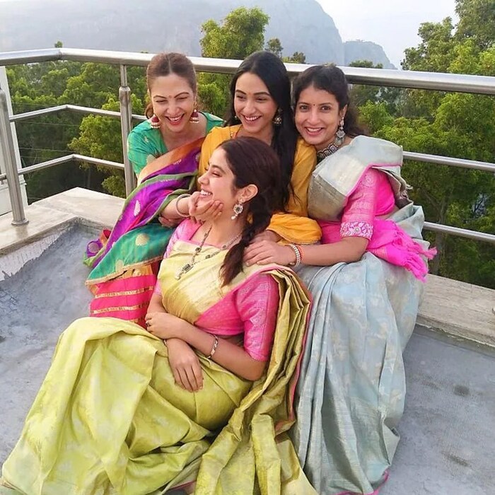 या फोटोत जान्हवी तिच्या गर्ल गॅंगसोबत दिसत आहे. सगळ्याजणी पारंपारिक लुकमध्ये दिसत आहेत. 