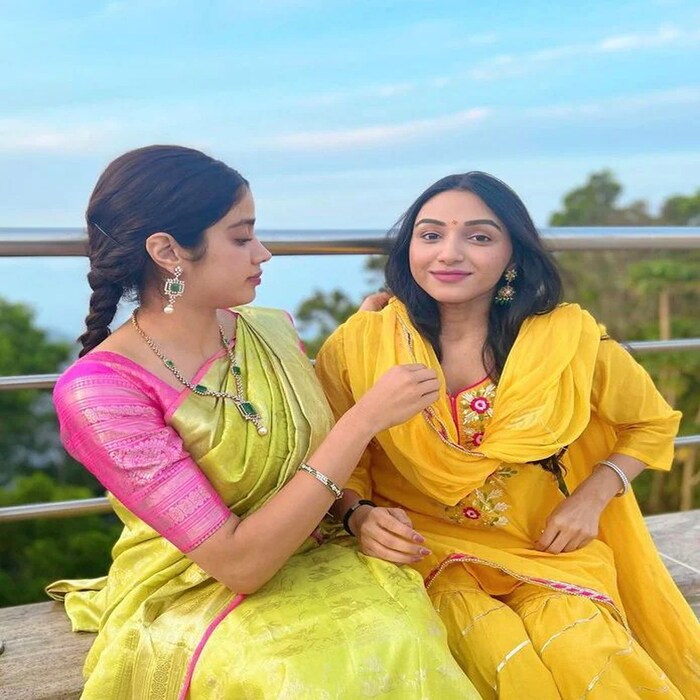 चाहत्यांना जान्हवीचा हा पारंपारिक लुक खूपच भावला आहे. या फोटोंवर कमेंटचा वर्षाव सुरू आहे. 