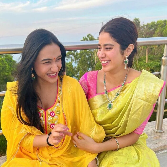 जान्हवीचा हा लुक पाहून चाहते तिची तुलना आई श्रीदेवी यांच्यासोबत करत आहेत. काहीनं म्हटलं आहे की, ती तिच्या आईची कार्बन कॉपी दिसत आहे. 