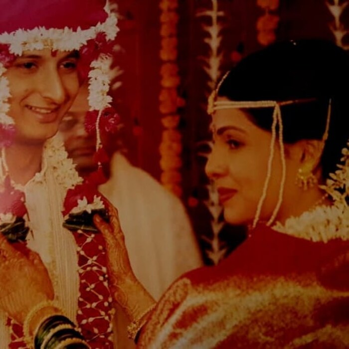 सचितच्या बायकोने मराठी भाषेत तर गाणी गायली आहेत शिवाय भोजपूरी भाषेत देखील गायनाचा ठसा उमठविला आहे. 