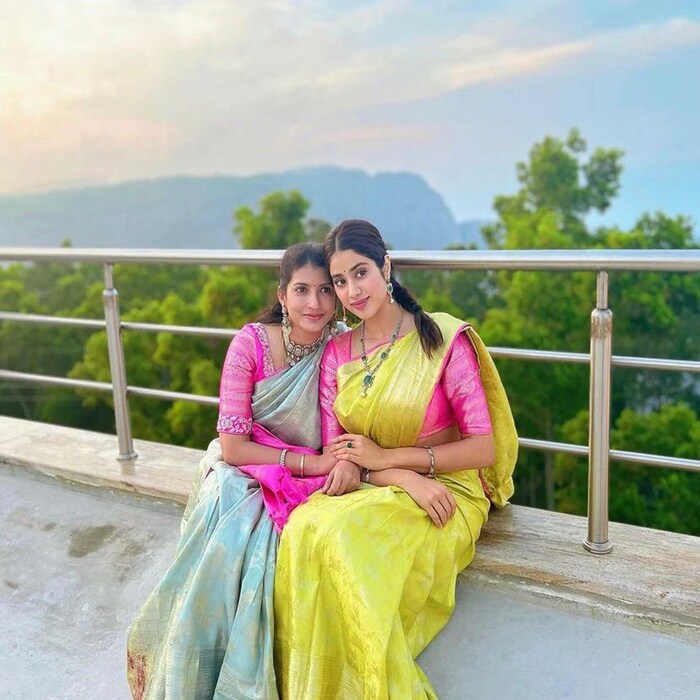 सोशल मीडियावर याचा एक व्हिडिओ देखील समोर आला होता. ज्यामध्ये जान्हवी केक कापताना दिसत होती.