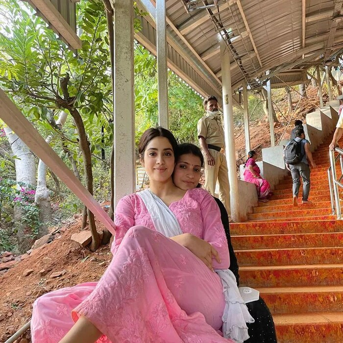 शुक्रवारी रात्री जान्हवी कपूर मुंबई विमानतळानर स्पॉट झाली होती. यावेली तिनं पॅप्ससोबत केक देखील कापला होता.