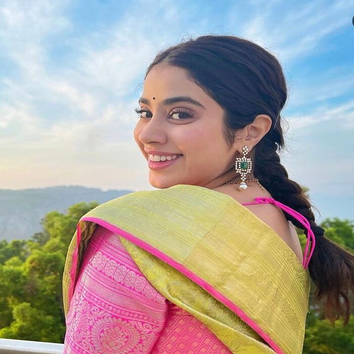 फोटो शेअर करत जान्हवीनं म्हटलं आहे की, 'ॐ श्री वेंकटेश्वराये नमो नमः श्रीमन नारायण नमो नमः तिरुमल तिरुपति नमो नमः जय बालाजी नमो नमः .'