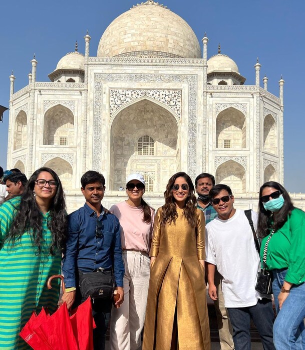 यामी गौतमचा हा सुंदर ड्रेस फॅशन डिझायनर पायल खांडवलाने डिझाईन केला आहे. 
