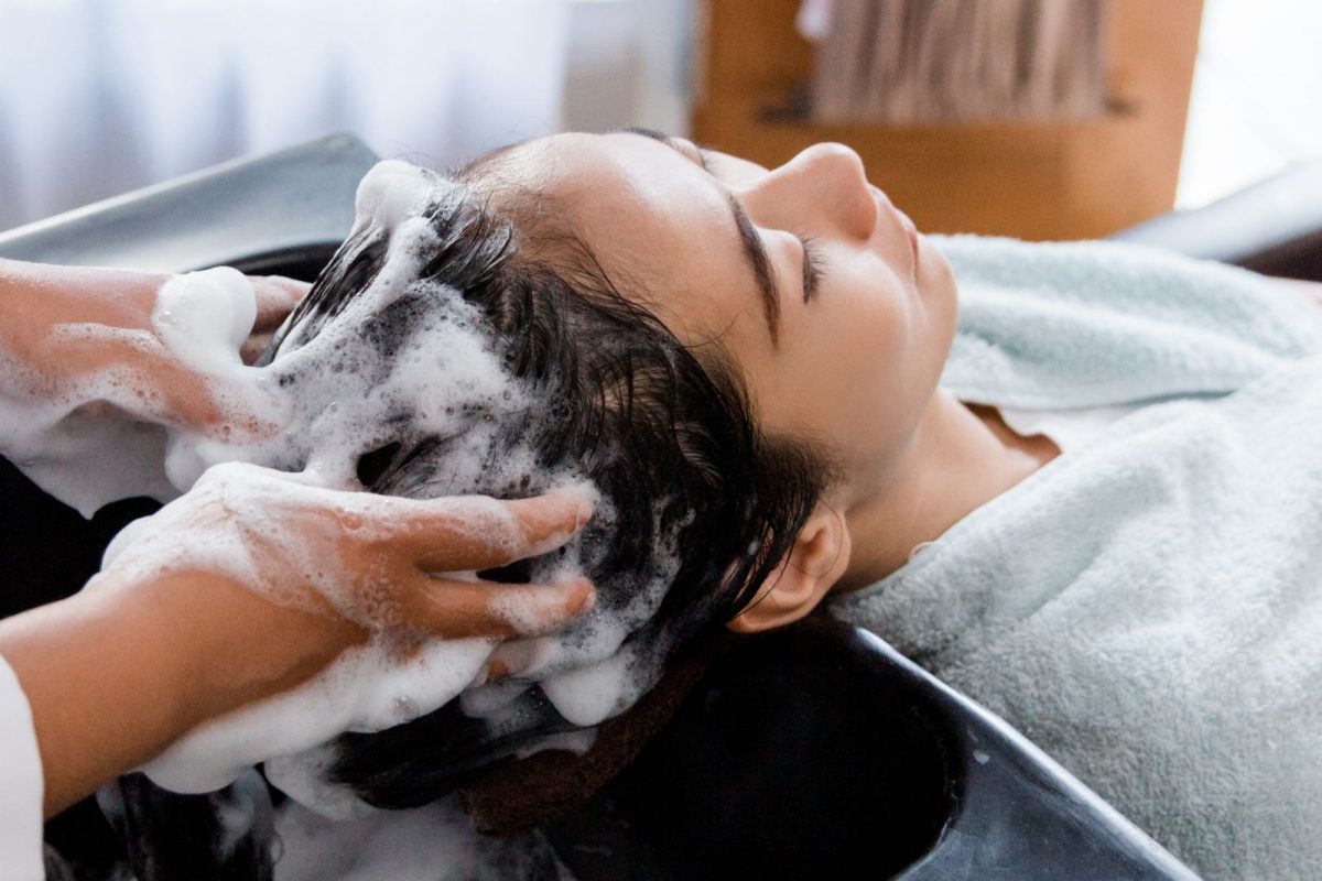 Hair Washing Tips : रिव्हर्स हेअर वॉशिंग खरंच केसांसाठी फायदेशीर आहे का? जाणून घ्या ही पद्धत