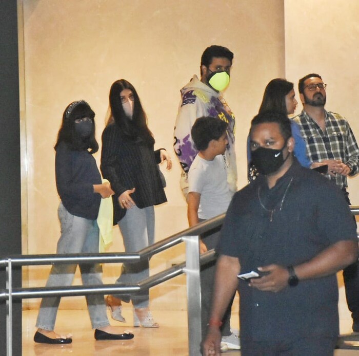 हे फोटो पाहून आणखी चर्चा होत आहे. यावेळी ऐश्वर्याने सैलसर कपडे परिधान केले असल्याने तिच्या प्रेग्नेन्सीविषयी सोशल मीडियावर चर्चा होत आहे. तिचा लुक पाहून चाहत्यांना ती दुसऱ्यांदा प्रेग्नेंट असल्याचे वाटत आहे (फोटो सौजन्य- Viral Bhayani) 