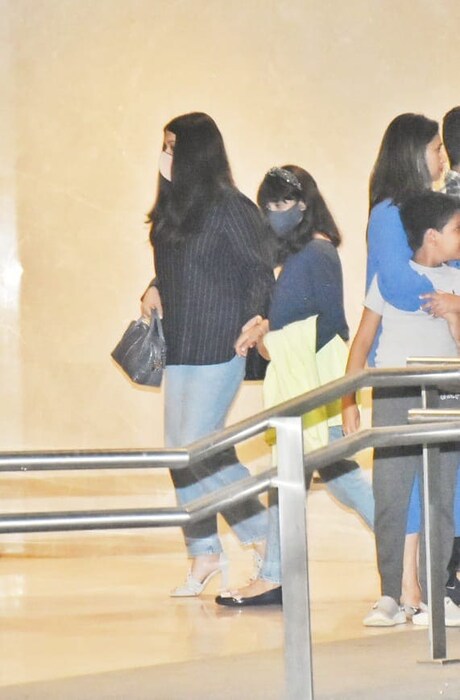 ऐश्वर्या नेहमी तिच्या मुलीसह असताना तिचा हात हातात घेऊनच सार्वजनिक ठिकाणी जाते. यावेळी देखील दोघी एकमेकींचा हात हातात घेऊन चालत होता. (फोटो सौजन्य- Viral Bhayani) 