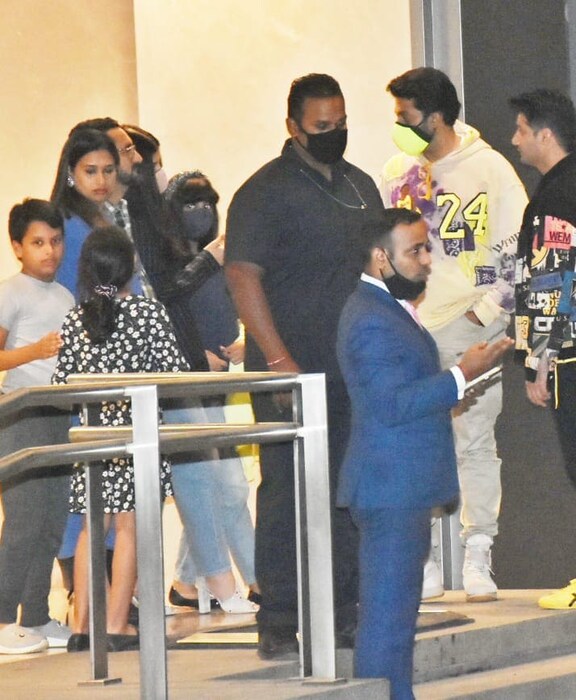 अभिषेक, ऐश्वर्या आणि त्यांची मुलगीआराध्या बच्चन शनिवारी रात्री मुंबईतील बीकेसी अर्था वांद्रा कुर्ला कॉम्प्लेक्स याठिकाणी स्पॉट झाले. (फोटो सौजन्य- Viral Bhayani) 