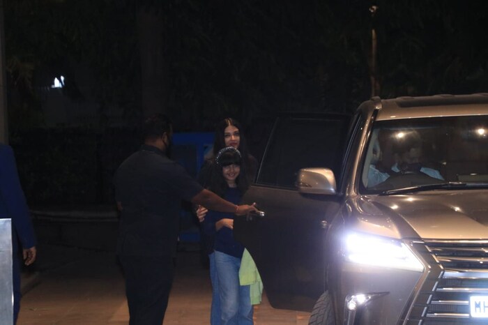 अलीकडे, एएनआय न्यूजशी संभाषणात अभिषेकने खुलासा केला होता की, ऐश्वर्याने त्याला नकारात्मक कमेंट्सचा सामना करण्यास मदत केली. तो म्हणाला की माझ्या पत्नीने मला सांगितले की तुम्हाला 10,000 सकारात्मक कमेंट्स मिळतात पण एका नकारात्मक कमेंटचा तुमच्यावर परिणाम होतो. तो म्हणाला होता की ऐश्वर्याने त्याला समजावले की तू सकारात्मकतेवर लक्ष केंद्रित कर. (फोटो सौजन्य- विरल भयानी)