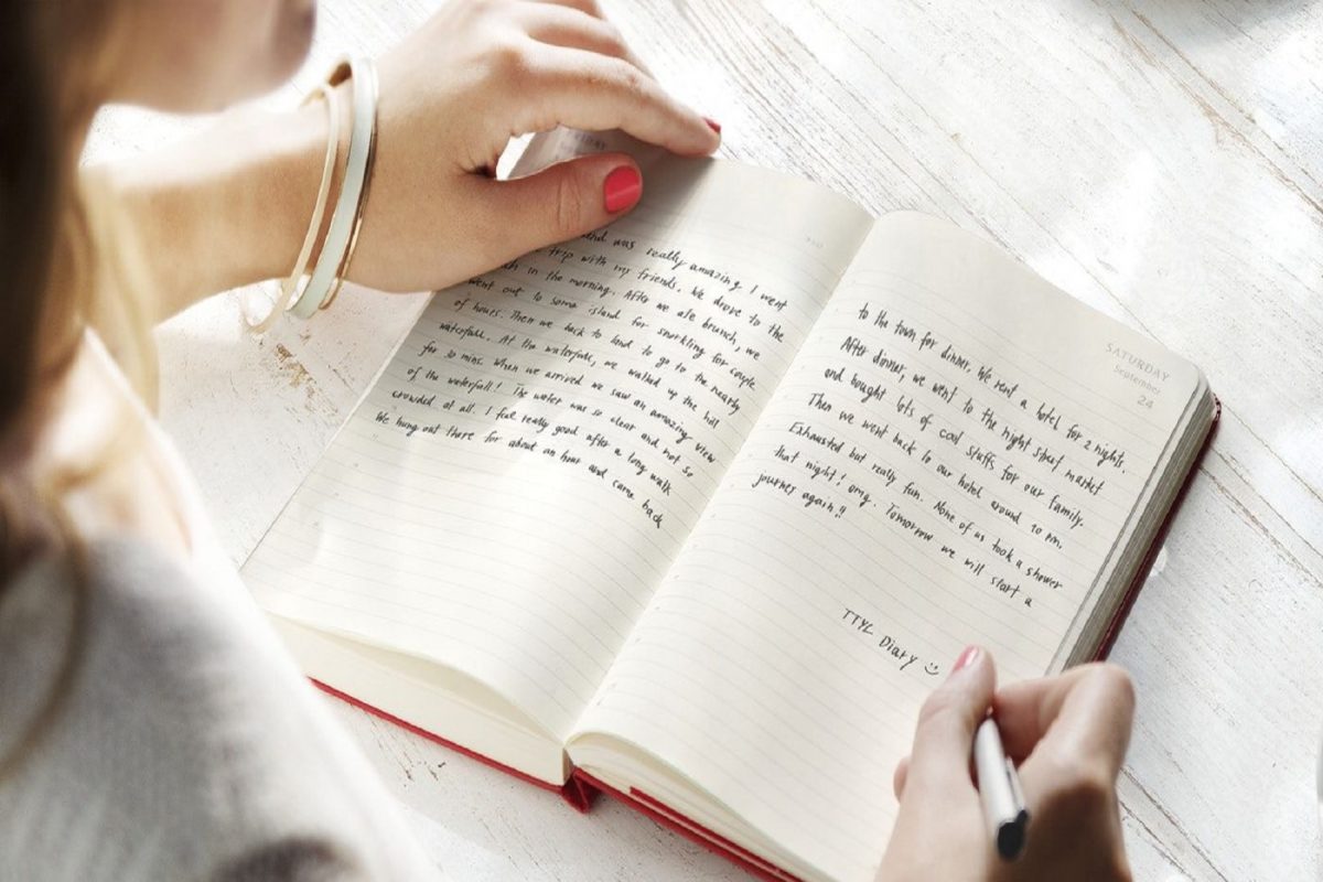 उगीच नाही म्हणत डायरी लिहिली पाहिजे; आजच्या 'वेळ' नसलेल्या युगात अशी ठरते उपयोगी