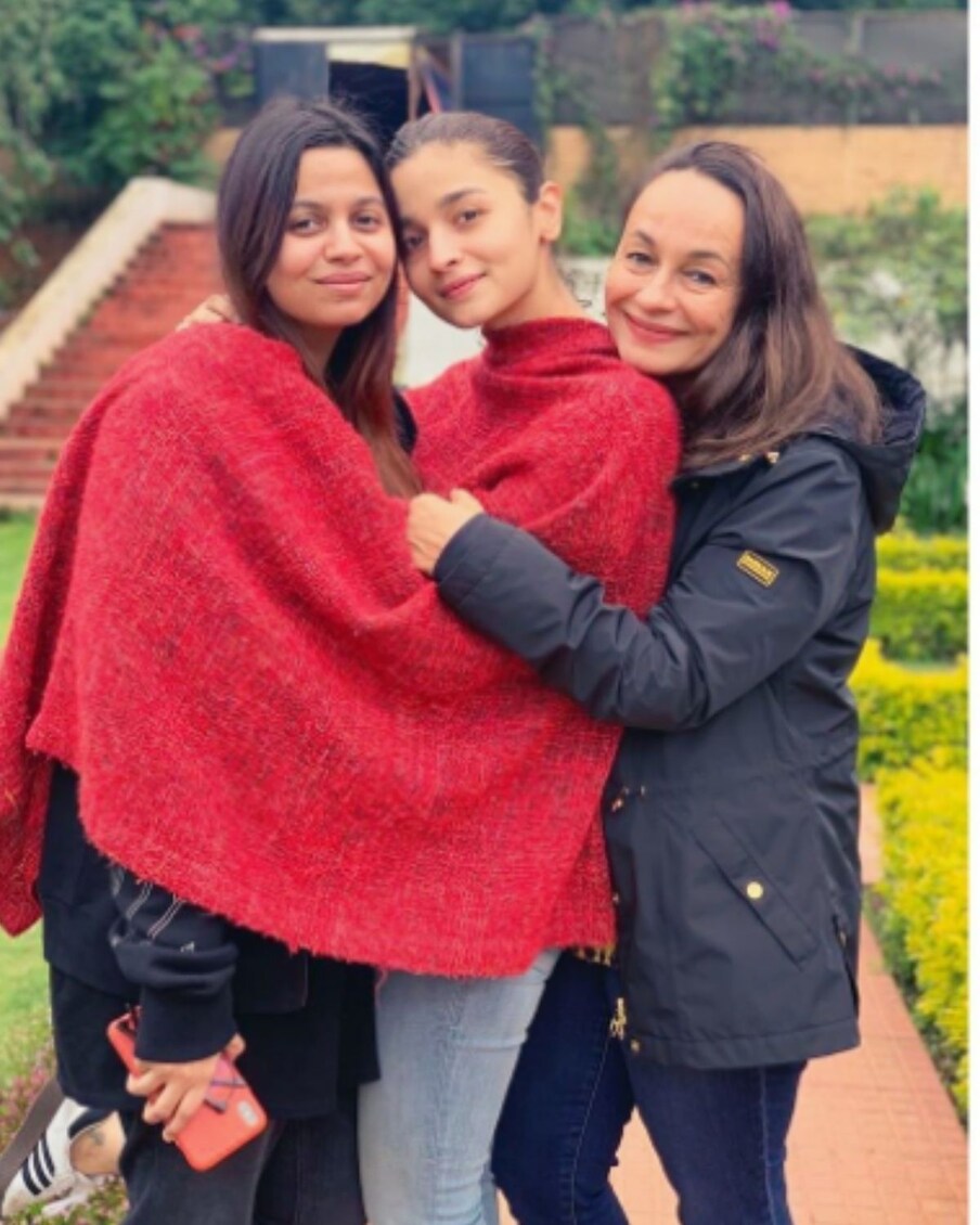 सोनी राजदान या महेश भट्ट यांच्या दुसऱ्या पत्नी आहेत. त्यांना आलिया आणि शाहीन भट्ट या दोन मुली आहेत.