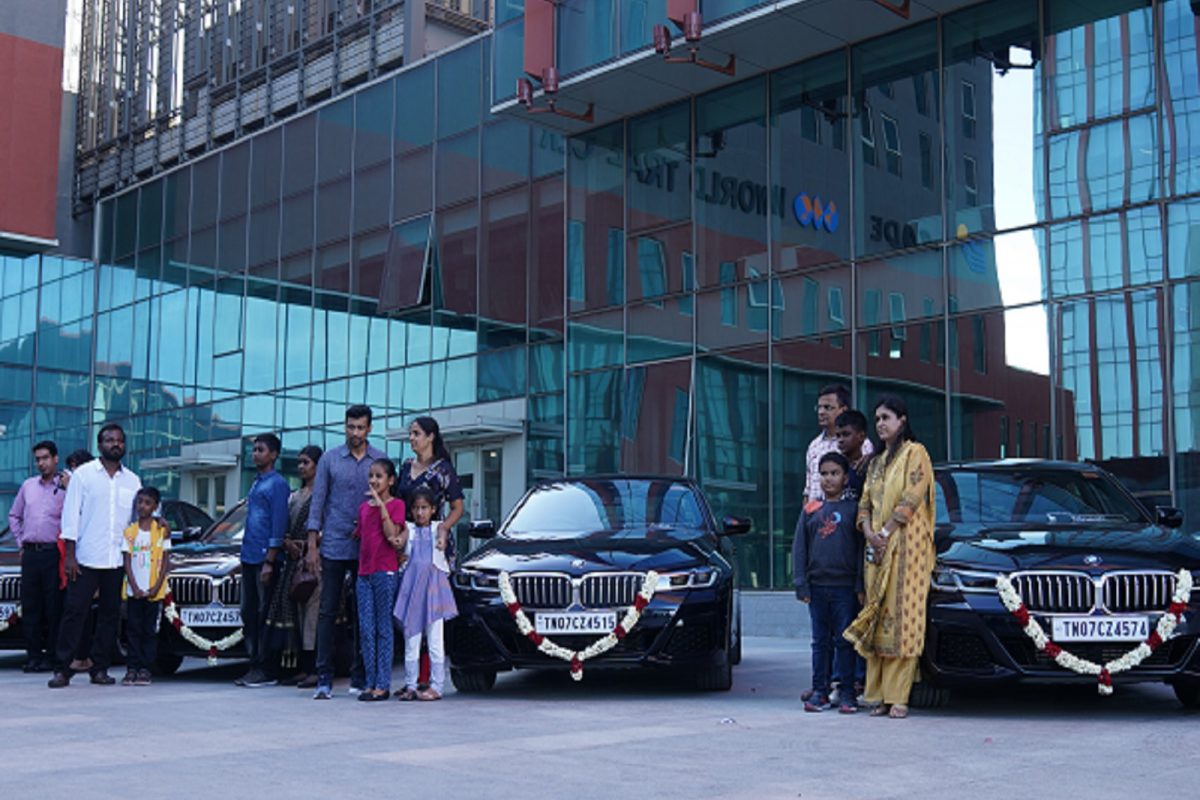 बॉस असावा तर असा; आयटी कंपनीच्या CEOने कर्मचाऱ्यांना दिली BMW कार