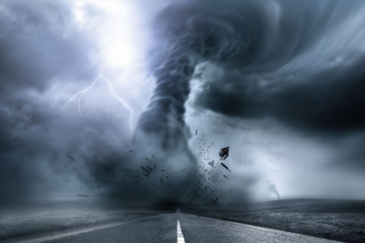 VIDEO: भीषण वादळात कारमध्ये अडकलं जोडपं, सुटण्यासाठी जिवाच्या आकांताने धडपड, अखेर..