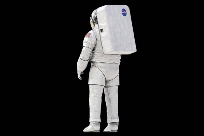 अंतराळवीर (Astronauts) हे उपकरण त्यांच्या पाठीवर घेऊन चंद्राच्या टेकड्या आणि खडकांवर फिरतील आणि त्यांच्या इतर महत्त्वाच्या प्रयोगांवर काम करतील, अभियंत्यांना त्याचा आकार शक्य तितका लहान ठेवायचा आहे. नासाच्या म्हणण्यानुसार, पाण्याचा कुलंट म्हणून वापर करण्याची कल्पना अपोलो युगाप्रमाणेच जुनी आहे. त्यावेळी शास्त्रज्ञांनी चंद्राच्या प्रवाशांना जास्त उष्णता जाणवू नये म्हणून कपड्याच्या माध्यमातून पाणी पसरवण्याचा निर्णय घेतला होता. (फोटो: नासा)