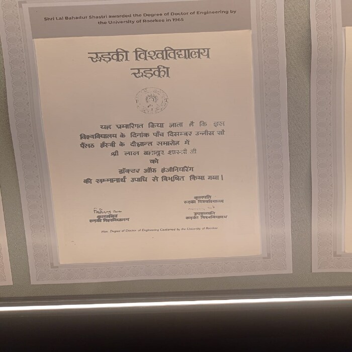 माजी पंतप्रधानांना मिळालेल्या मानद पदव्या, त्यांच्याशी संबंधित इतर निवडक गोष्टी, त्यांना मिळालेल्या भेटवस्तू इत्यादीही येथे ठेवण्यात आल्या आहेत.