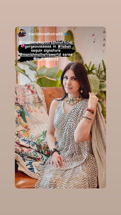 रिद्धिमा कपूर साहनीचा हा फोटो संगीत सेरेमनीमधील आहे. यामध्ये तिने सेक्विन सिग्नेचर साडी परिधान केली आहे. ही साडी मनिष मल्होत्रा याने डिझाइन केली असून रिद्धिमा यात अत्यंत सुंदर दिसत आहे. (फोटो सौजन्य-Insatagram @riddhimakapoorsahniofficial)