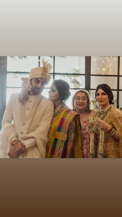 या फॅमिली फोटोमध्ये रणबीर कपूर वराच्या आउटफिटमध्ये दिसत आहे. तर कपूर कुटुंबीय ट्रेडिशनल अंदाजात दिसत आहेत. (फोटो सौजन्य- Insatagram @riddhimakapoorsahniofficial)