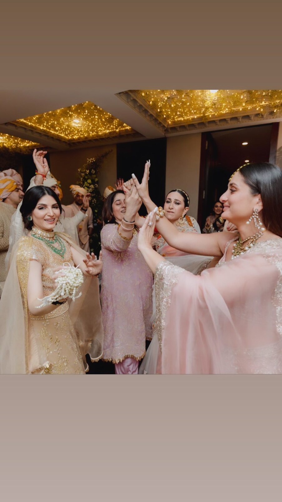 रणबीर कपूर आणि आलिया भट्टच्या लग्नात करीना कपूर खान, करिश्मा कपूरसह आलेल्या पाहुण्यांनी देखील धमाकेदार डान्स केला (फोटो सौजन्य- Insatagram @riddhimakapoorsahniofficial)