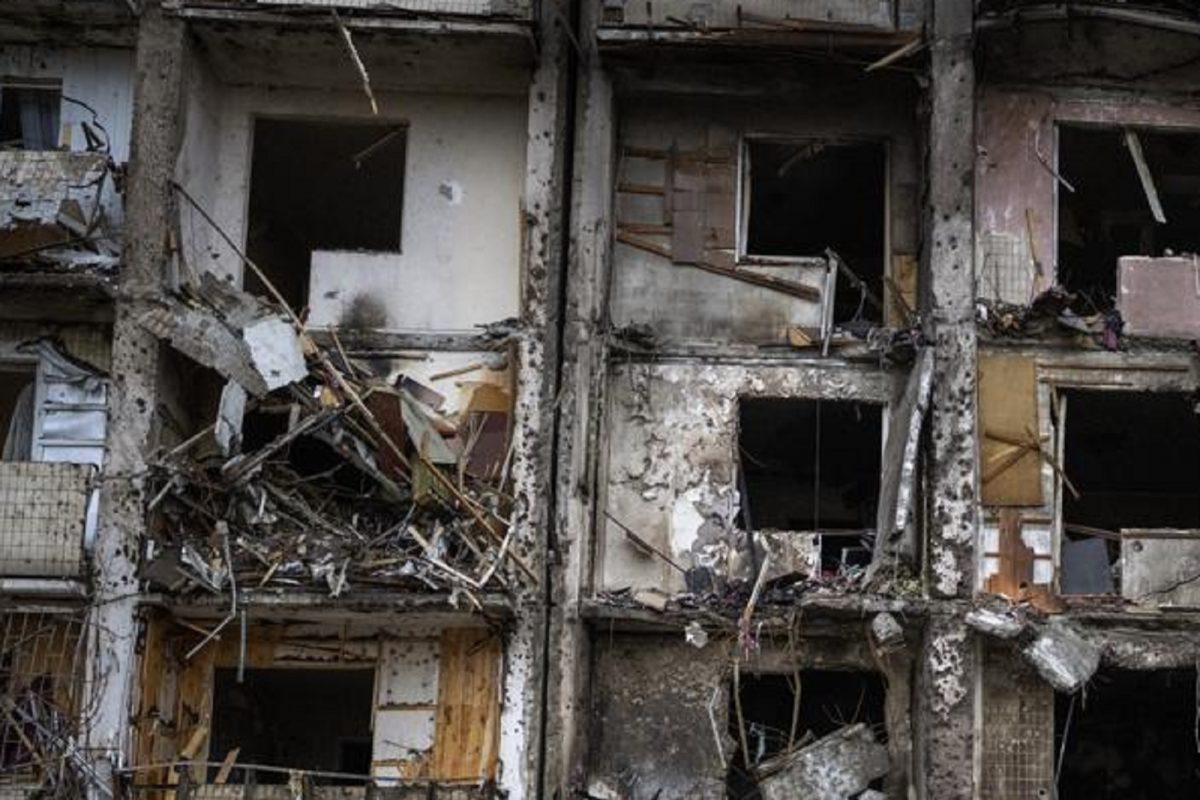 रशियन सैनिकांचा युक्रेनच्या 8 शहरांवर हल्ला, 1000 हून अधिक नागरिकांना बंदी बनवलं