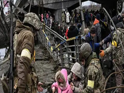 युक्रेन-रशिया युद्धाचा आज 54 वा दिवस आहे. (Russia-Ukraine War) या 54 दिवसांत रशियाने युक्रेनच्या अनेक शहरांवर बॉम्ब टाकले. या युद्धात हजारो नागरिकांचा मृत्यू झाला आहे. तर लाखो लोक आपला देश सोडून शेजारच्या देशांमध्ये निर्वासित झाले आहेत. 