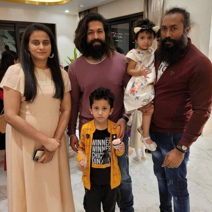 प्रशांत नील यशला केजीएफची स्क्रीप्ट ऐकवण्यासाठी पोहोचले होते, तेव्हा त्यांची नजर अभिनेत्याच्या बॉडीगार्डवर पडली. दिग्दर्शकला रामचंद्र राजूचा लुक एवढा आवडला की त्यांनी त्याच वेळी त्यांना नेगिटिव्ह रोल ऑफर केला.  (Photo Credit - Ramachandra Raju Instagram)