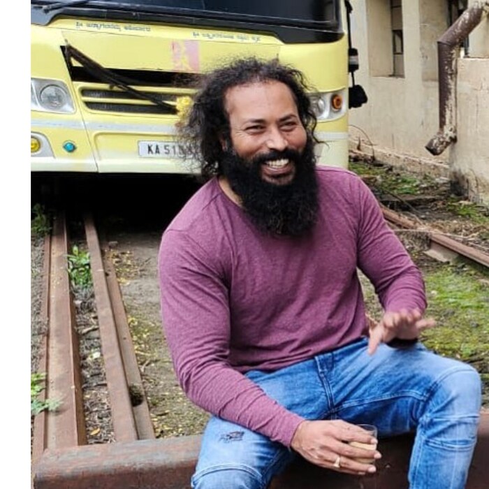 यानंतर बॉडीगार्ड रामचंद्र राजू बनला भयावह 'गरुडा'. दुसरीकडे, संजय दत्तने KGF 2 मध्ये भयंकर खलनायकाची भूमिका साकारली आहे. यामध्ये तो अधीराच्या भूमिकेत आहे. मात्र, गरुडाची कथा फ्लॅशबॅकमध्ये दाखवण्यात आली आहे. (Photo Credit - Ramachandra Raju Instagram)