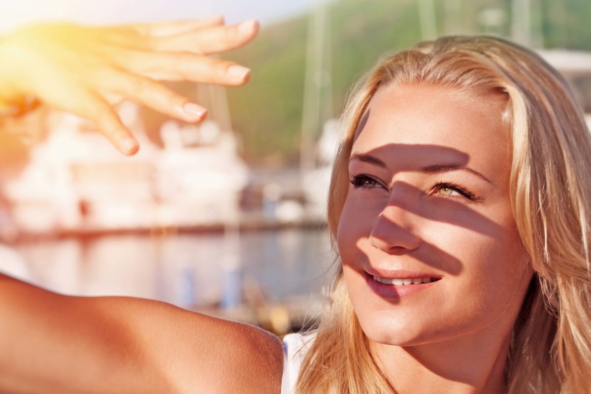 त्वचेसाठी सूर्याची पहिली किरणं आहेत वरदान! फायदे कळल्यावर दररोज थांबाल उन्हात