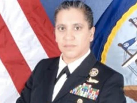 शांती सेठी यांनी डिसेंबर 2010 ते मे 2012 या कालावधीत 'यूएसएस डेकॅचर' या मार्गदर्शित क्षेपणास्त्र विनाशकाचं नेतृत्व केलं. त्याच वेळी, भारताला भेट देणाऱ्या यूएस नौदलाच्या युद्धनौकेच्या त्या पहिल्या महिला कमांडर होत्या.