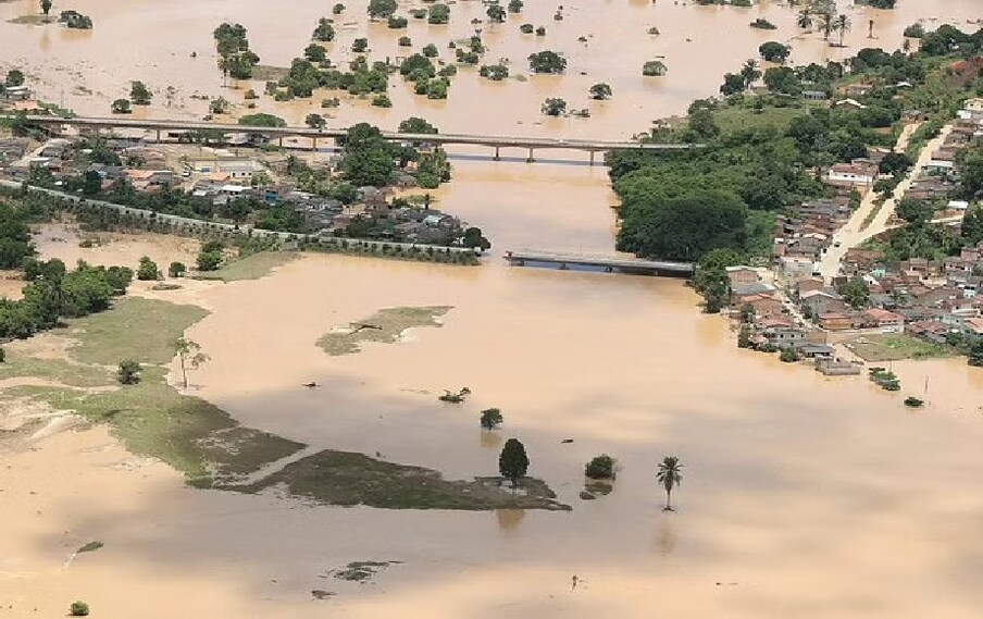 पूरग्रस्त भागात चार हजार लोक मदतकार्यात गुंतले आहेत. स्थानिक लोकांचं म्हणणं आहे की, त्यांनी त्यांच्या आयुष्यात इतका भयानक पूर कधीच पाहिला नाही.