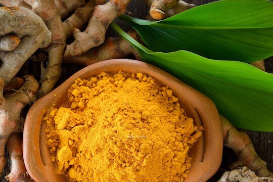 हळद त्वचेसाठी आरोग्यदायी -
स्टाइलक्रेझमध्ये प्रसिद्ध झालेल्या अहवालानुसार, हळद हा सर्वाधिक वापरला जाणारा मसाला आहे. यामध्ये असलेल्या क्युरक्यूमिन या कंपाऊंडमध्ये प्रतिजैविक, अँटीऑक्सिडंट, दाहक-विरोधी आणि अँटीनोप्लास्टिक गुणधर्म आहेत. सोरायसिस, त्वचेचा कर्करोग, हायपरपिग्मेंटेशन, त्वचा संक्रमण आणि वृद्धत्वाच्या लक्षणांवर उपचार करण्यासाठी हळदीचे सेवन करा किंवा फेस पॅक म्हणून वापरा.
