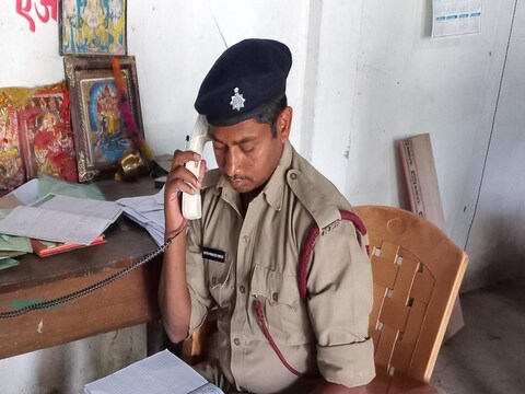 अग्निशमन केंद्राच्या नियंत्रण कक्षाचे कर्मचारी सत्यप्रकाश सिंह यांनी सांगितलं की, या मौसमात आगीच्या बऱ्याच घटना घडतात. यात येणाऱ्या खोट्या फोन कॉल्समुळे ते नाराज आहेत. फोन बराच वेळ व्यस्त असल्याने गरजूंचे अनेकवेळा फोन येत नाहीत. त्यामुळे त्यांना वेळेवर सुविधा मिळत नाही.