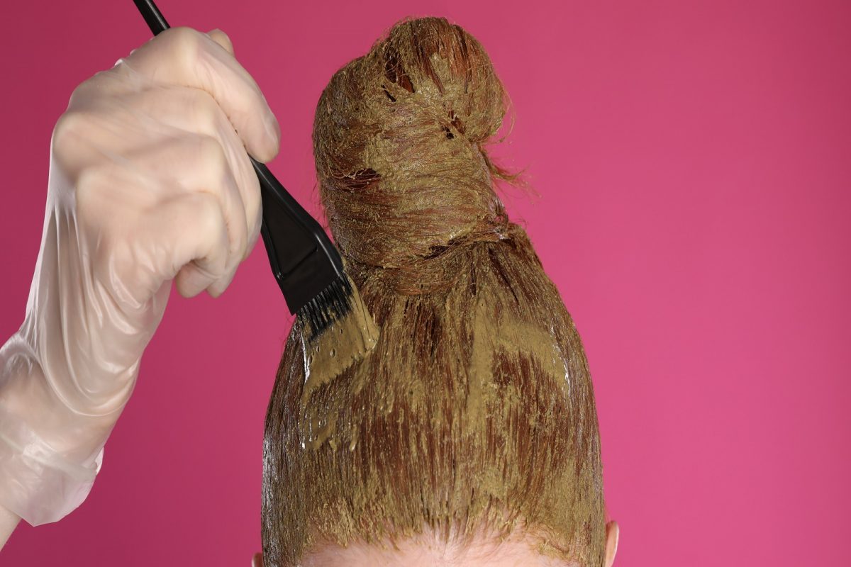 केसांना डाय केल्यानंतर थोड्या दिवसातच रंग फिका पडतोय? या 4 चुका तुमच्याकडून होत असतील