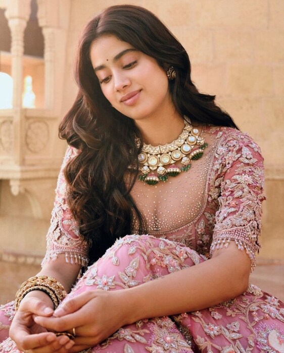 या फोटोमध्ये जान्हवी फिकट जांभळ्या रंगाच्या लेहेंग्यात दिसत आहे. खुल्या कर्ल केसांमध्ये ती खूप गोंडस आणि क्यूट दिसत आहे. (फोटो सौजन्य- @khushmag/instagram)