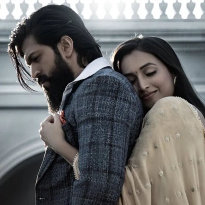  श्रीनिधि शेट्टीने KGF Chapter 1 मध्ये देखील काम केलं आहे. परंतु पहिल्या भागात तिला यश पसंत नसतो. पण दुसऱ्या भागात ती त्याच्या प्रेमात पडते. पण यशला याबद्दल काहीच माहित नसतं. 