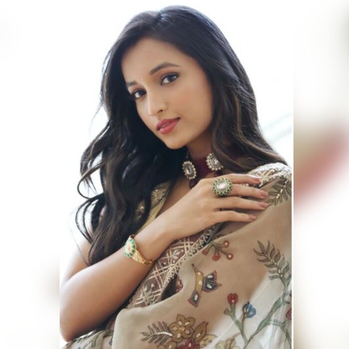 KGF Chapter 2 मध्ये दोघांमधील जवळीकता वाढलेली दिसून येते. अभिनेत्री Miss Diva Super national 2016 स्पर्धेची विजेती आहे. 