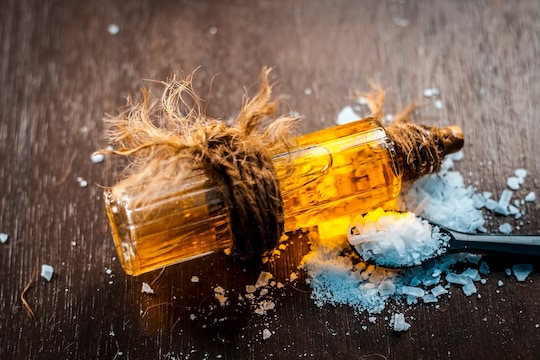 केसांपासून पायाच्या तळव्यापर्यंत कापूर तेलाचे आहेत इतके फायदे; असा करा वापर