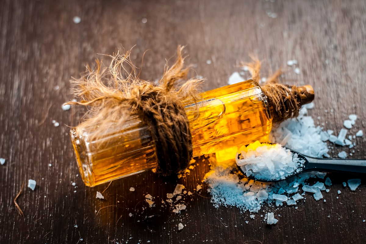 केसांपासून पायाच्या तळव्यापर्यंत कापूर तेलाचे आहेत इतके फायदे; असा करा वापर